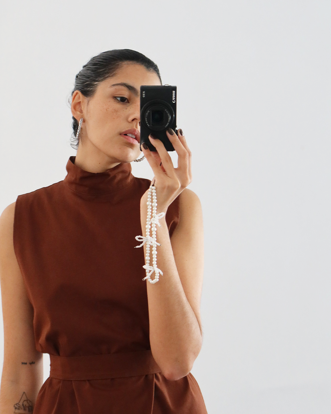 vestido coluna marrom