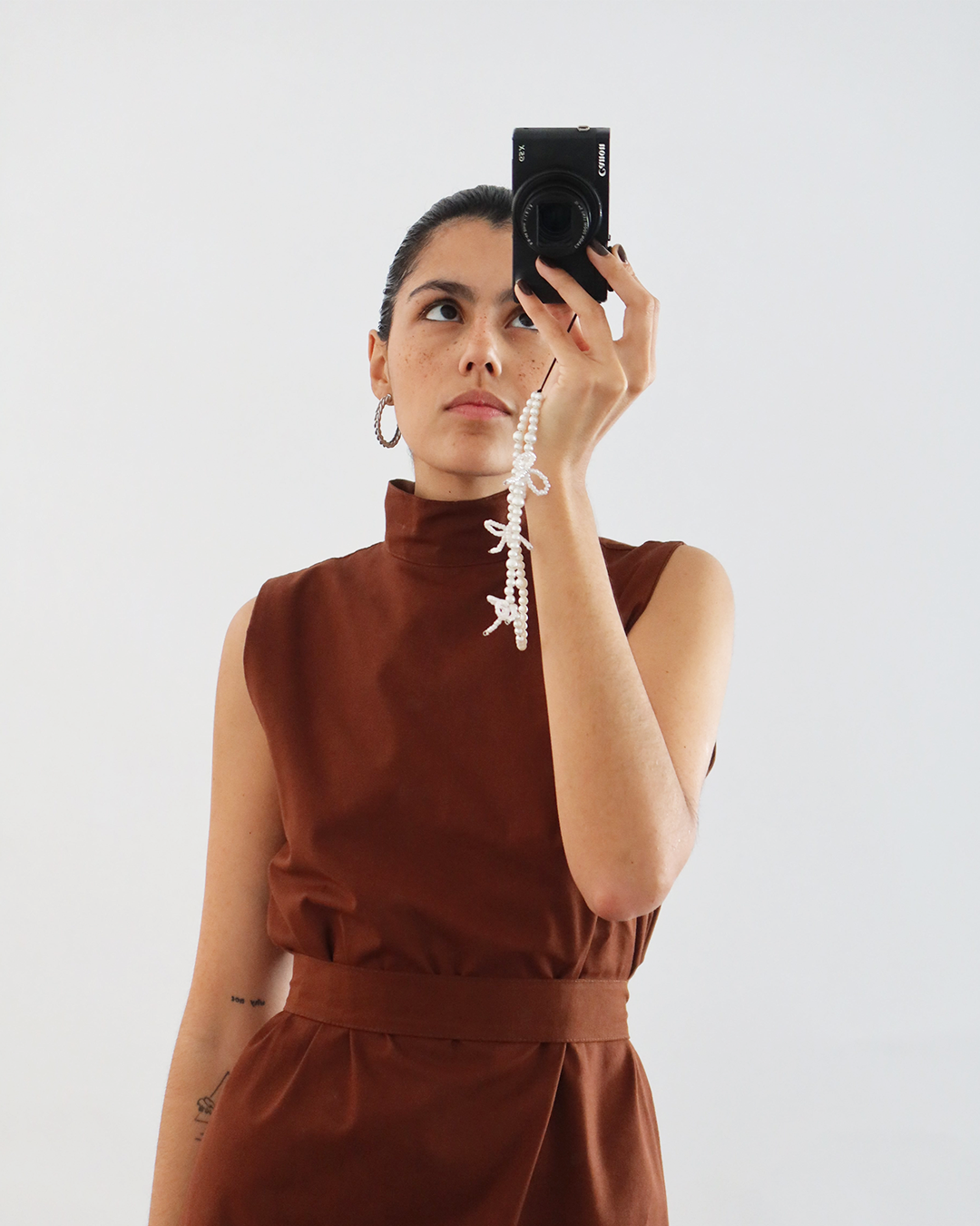 vestido coluna marrom