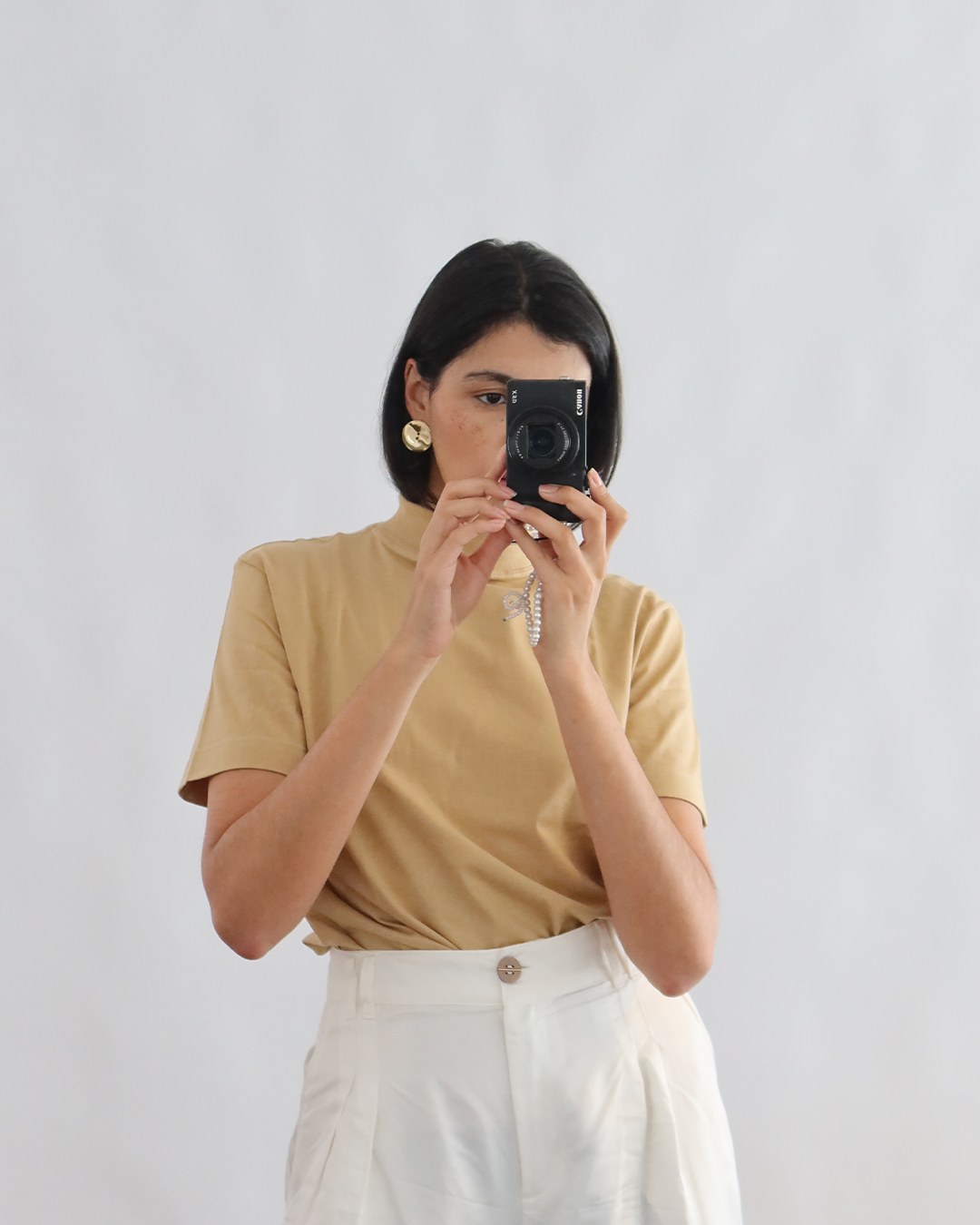 camiseta gola alta bege