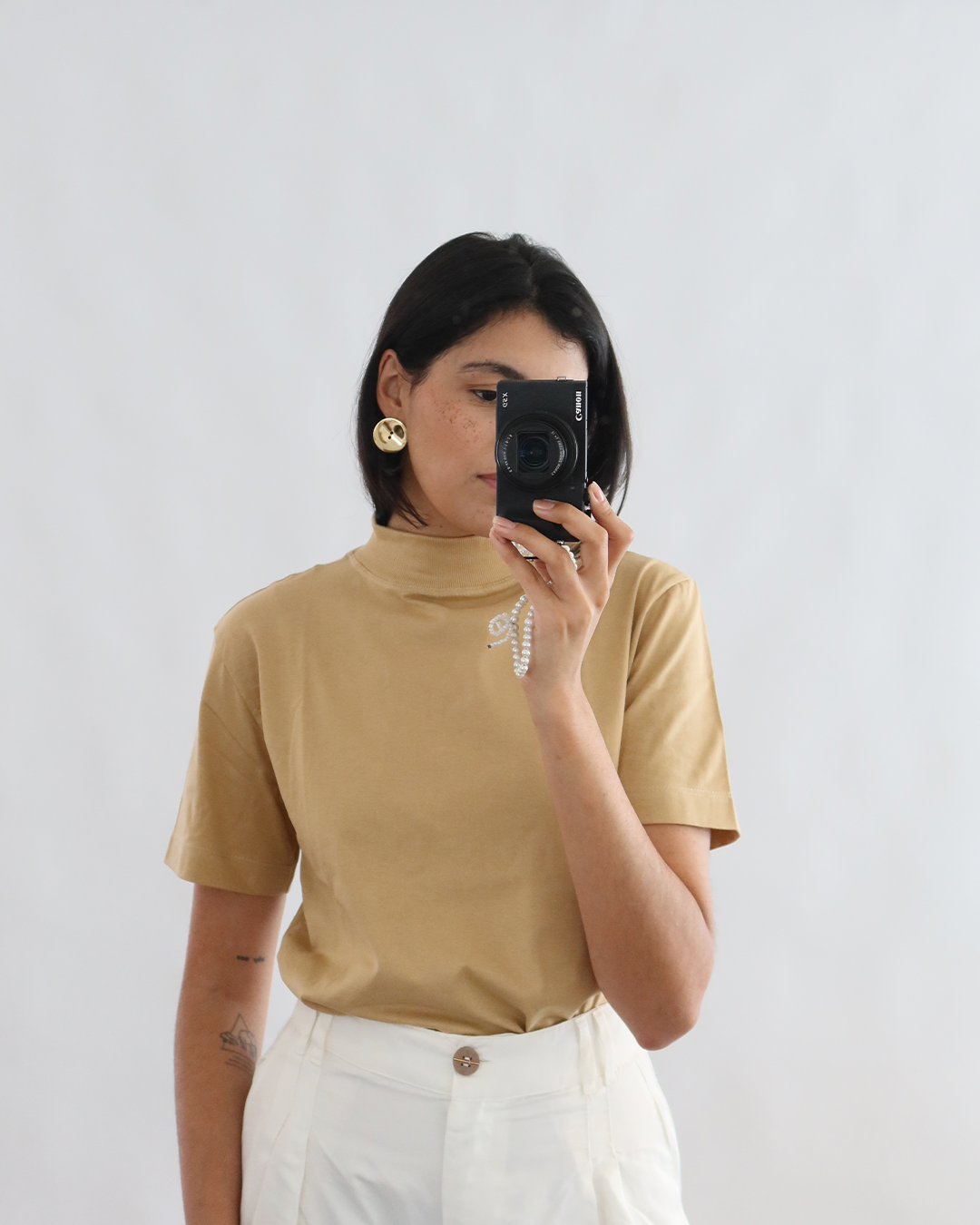 camiseta gola alta bege