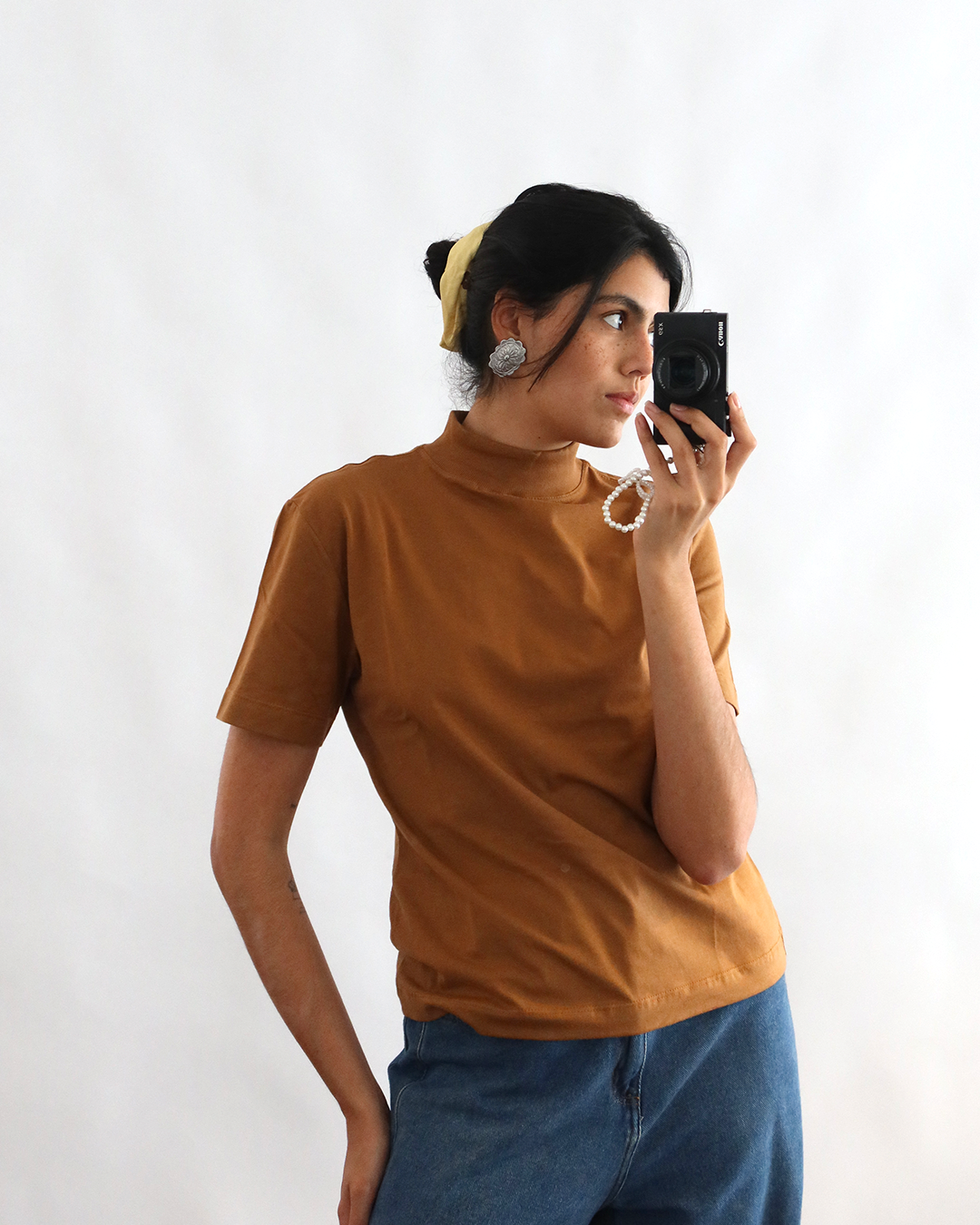 camiseta gola alta doce de leite