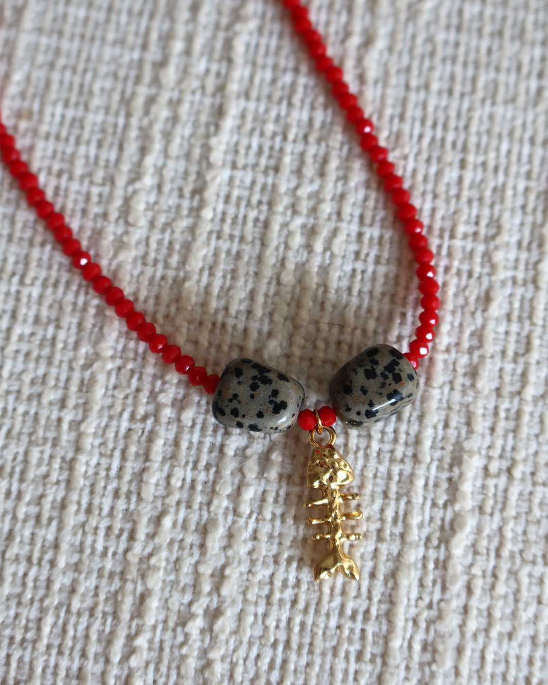 colar vermelho peixe