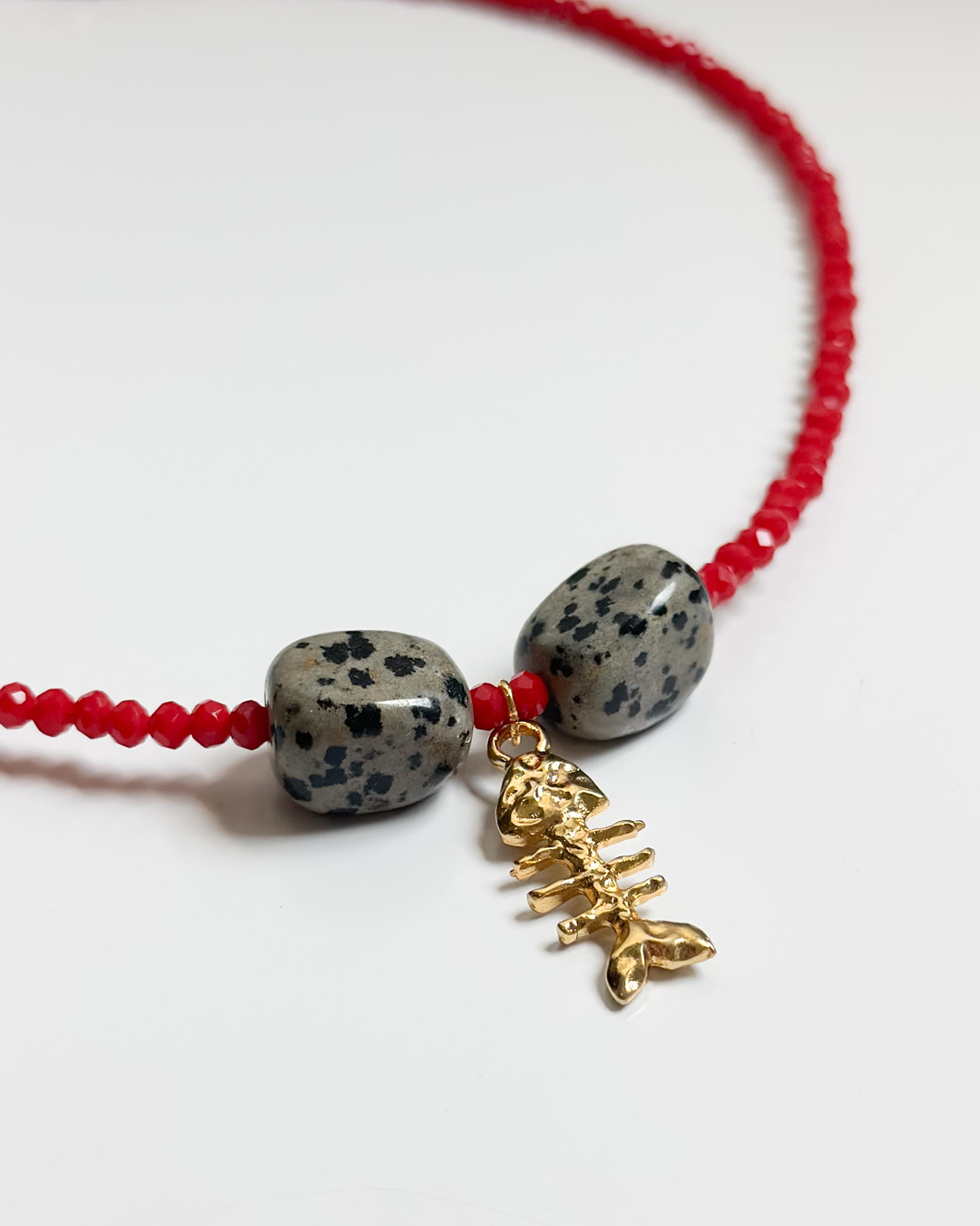 colar vermelho peixe