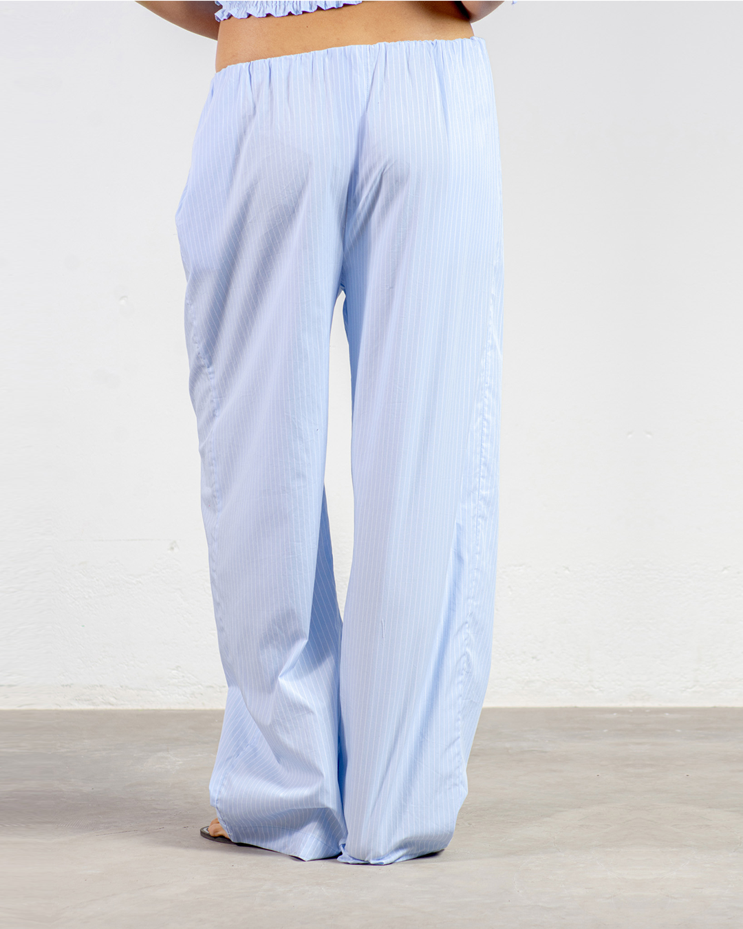 calça franzida azul