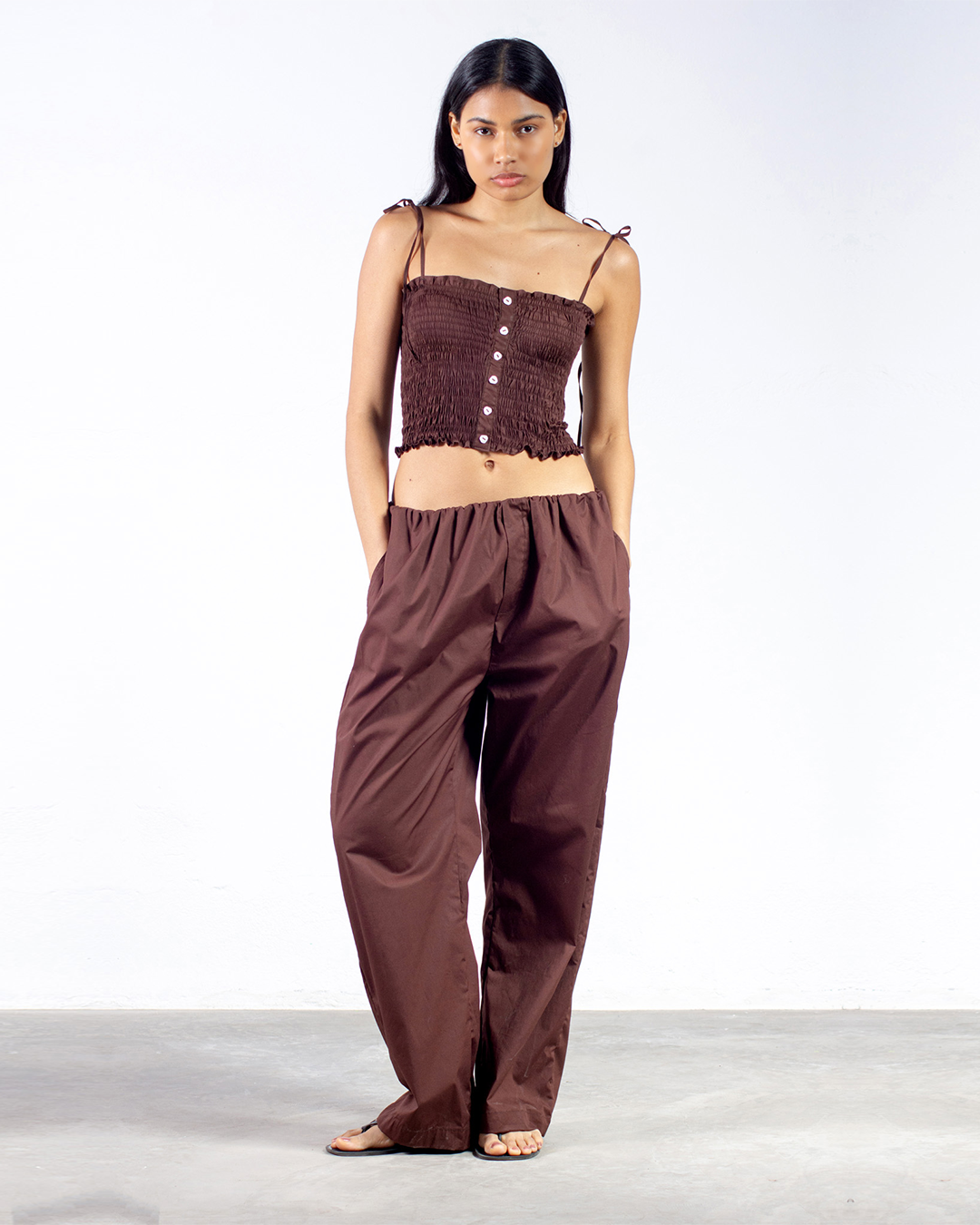 calça franzida marrom