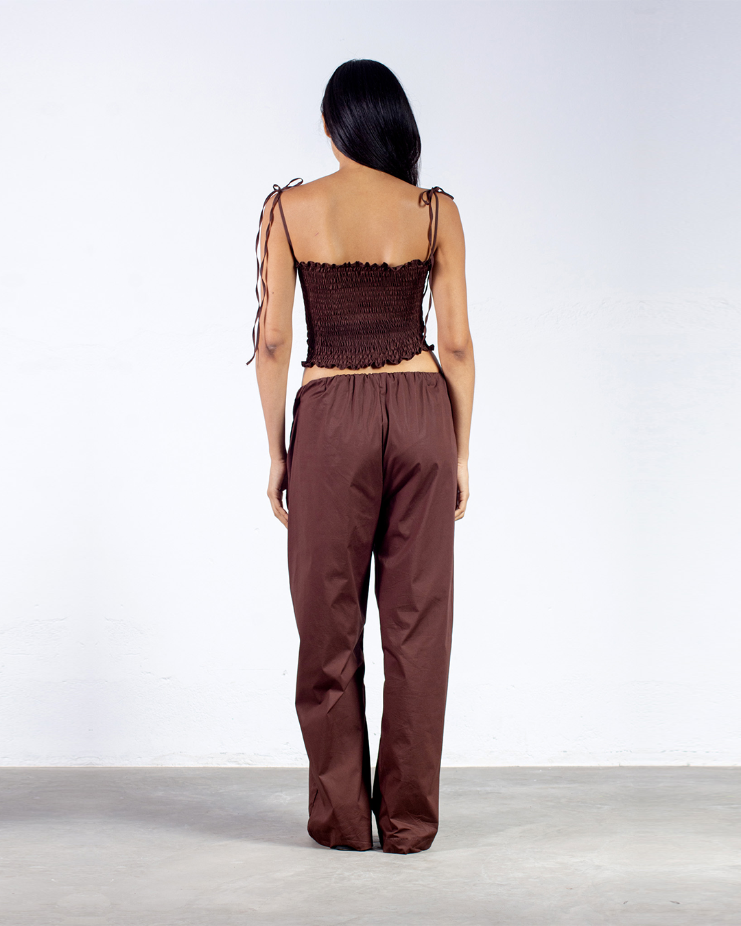 calça franzida marrom