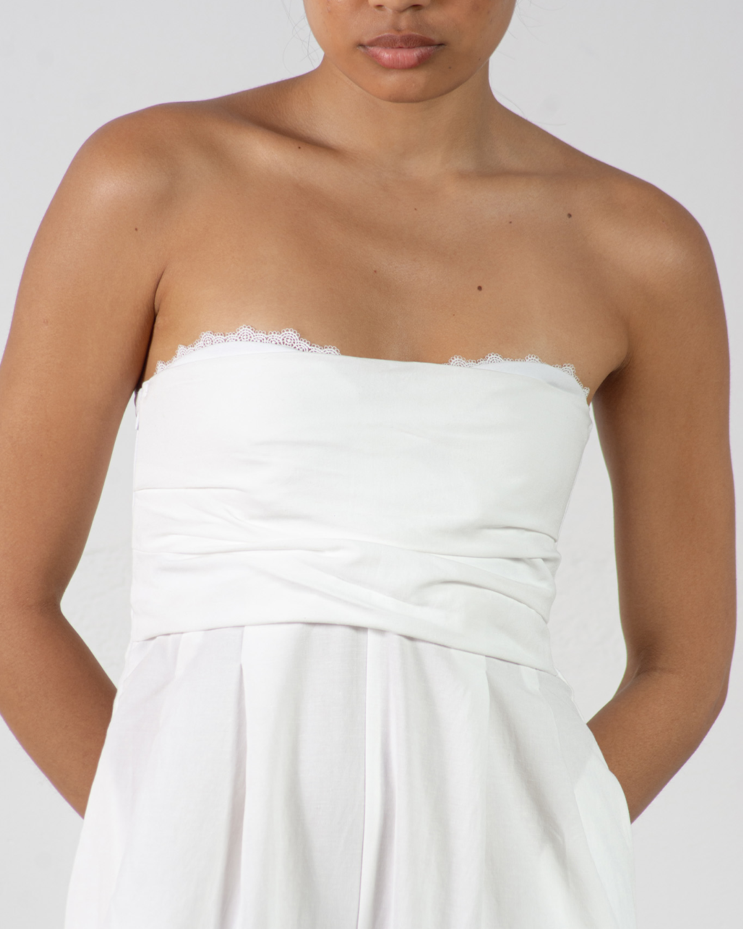 macacão off-white com renda