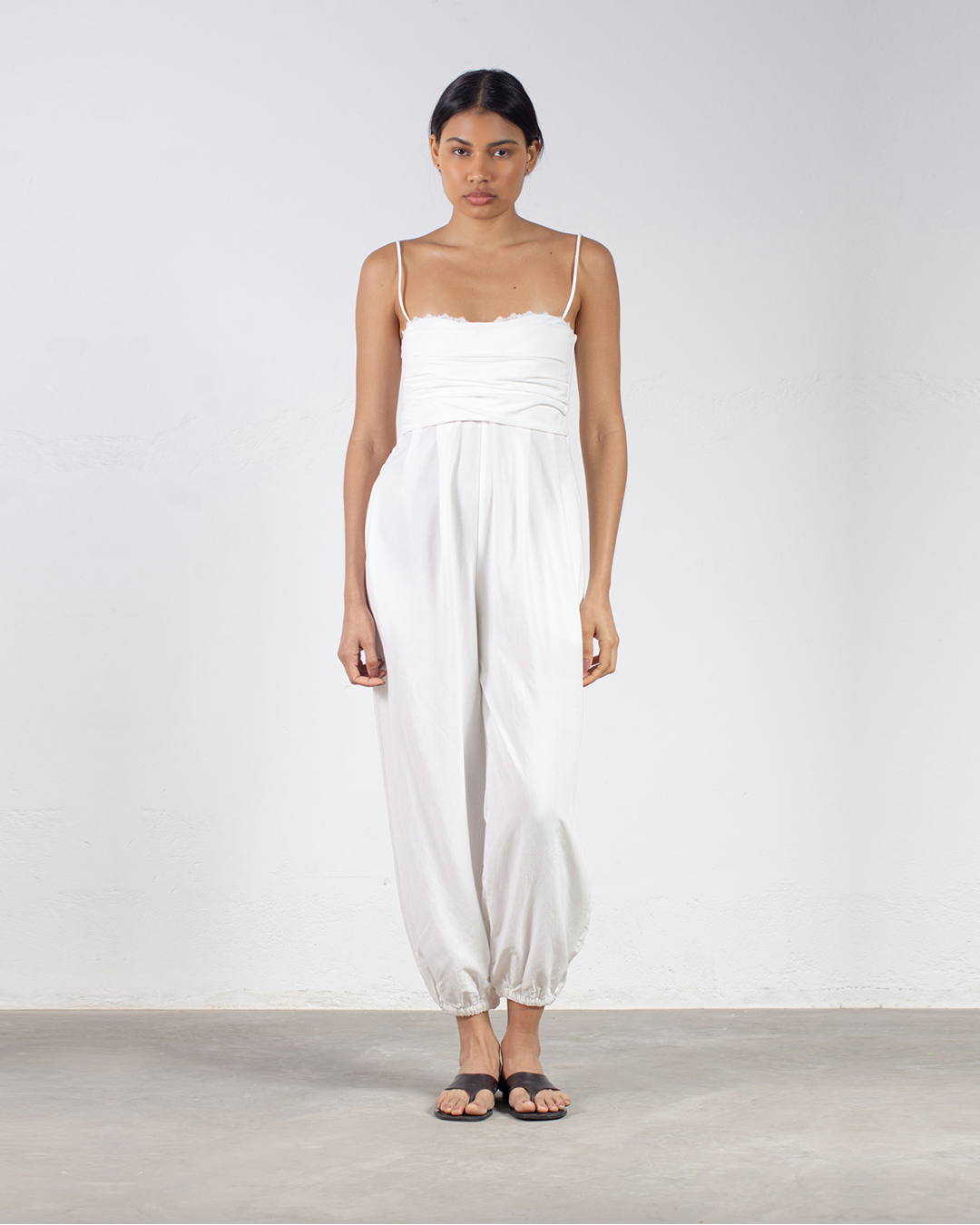 macacão off-white com renda