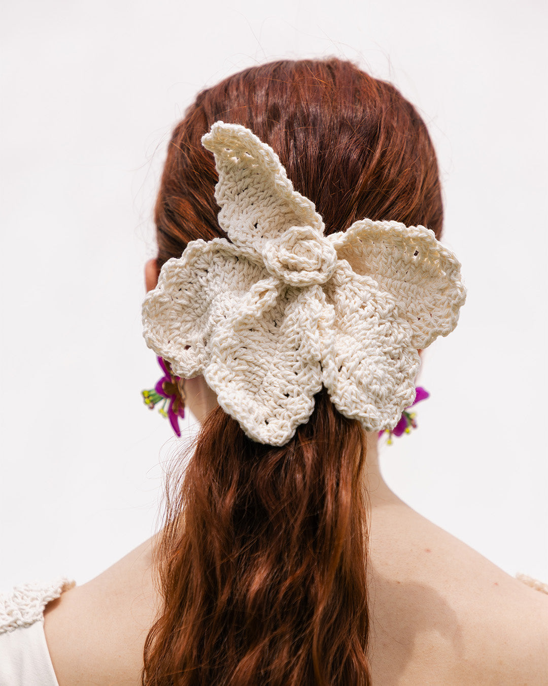 scrunchie crochê flor