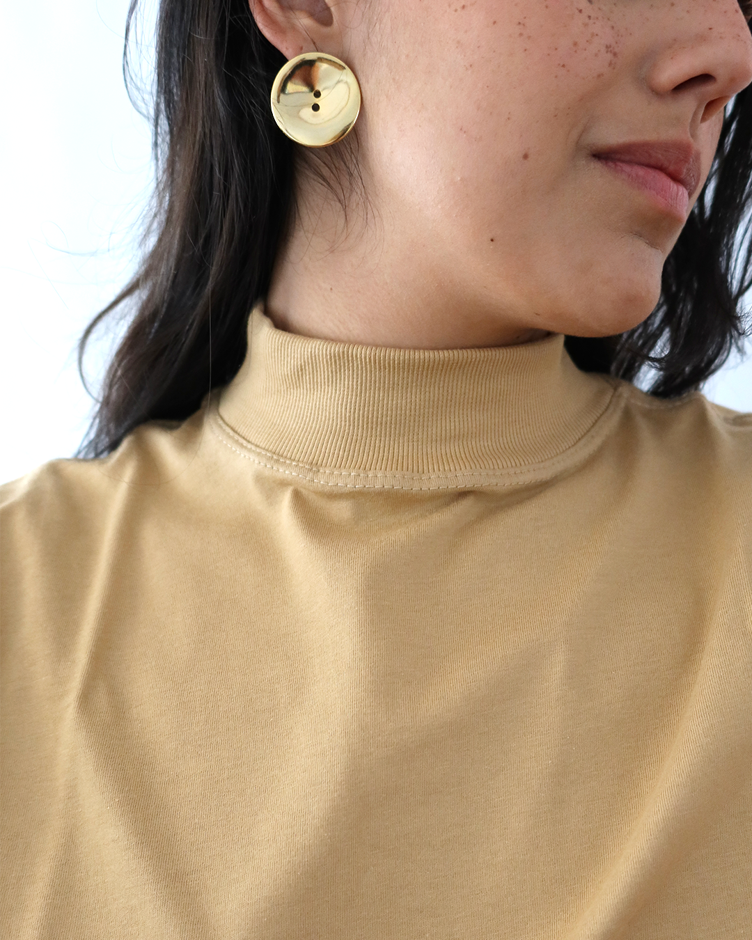 camiseta gola alta bege