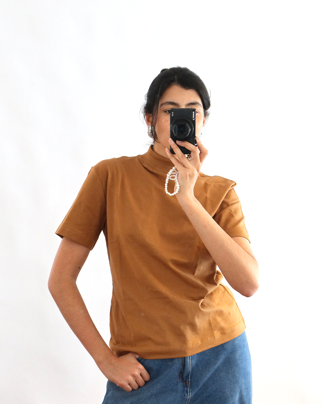 camiseta gola alta doce de leite