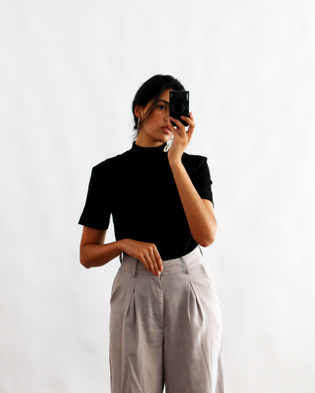 camiseta gola alta preta