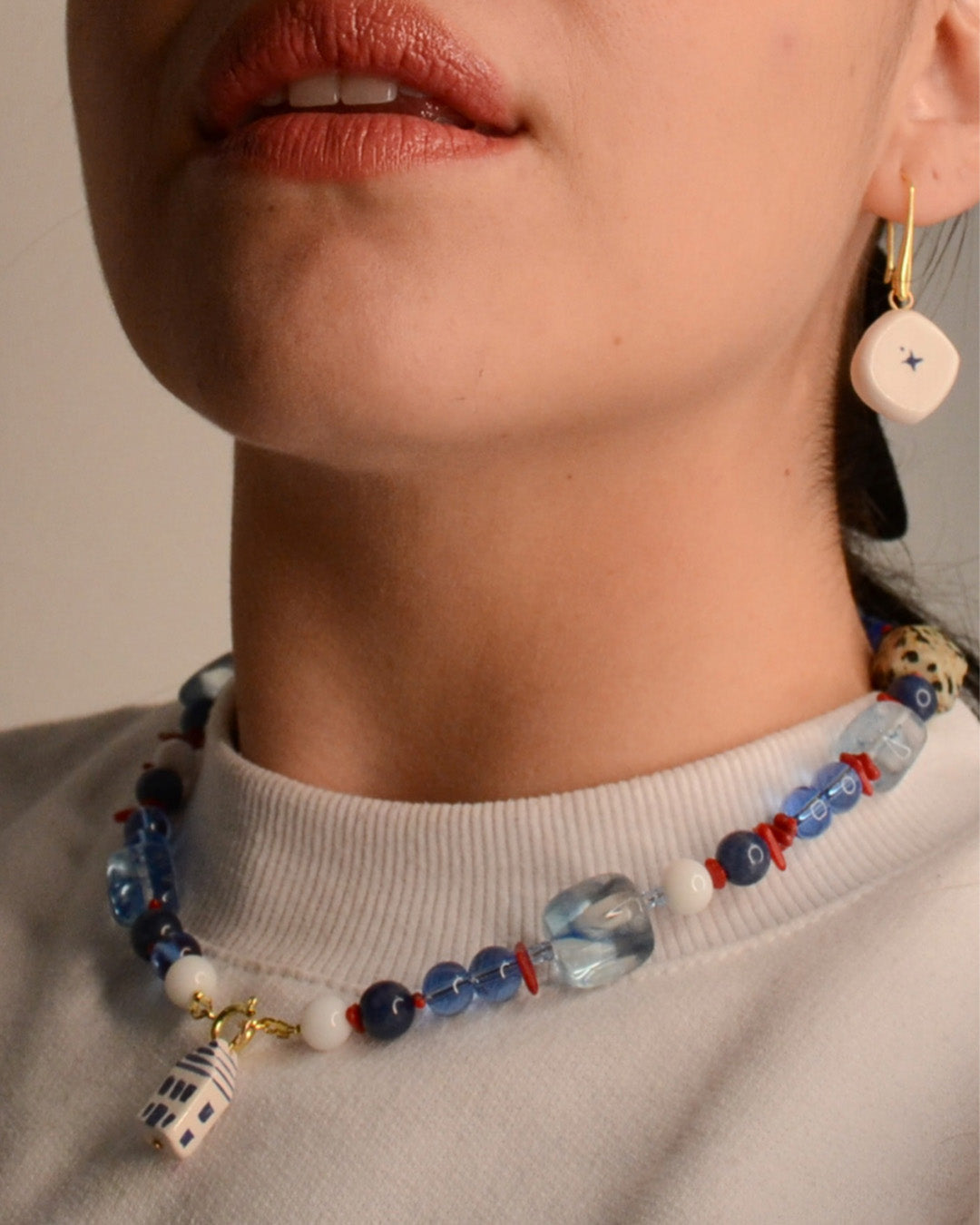 colar cerâmica azul